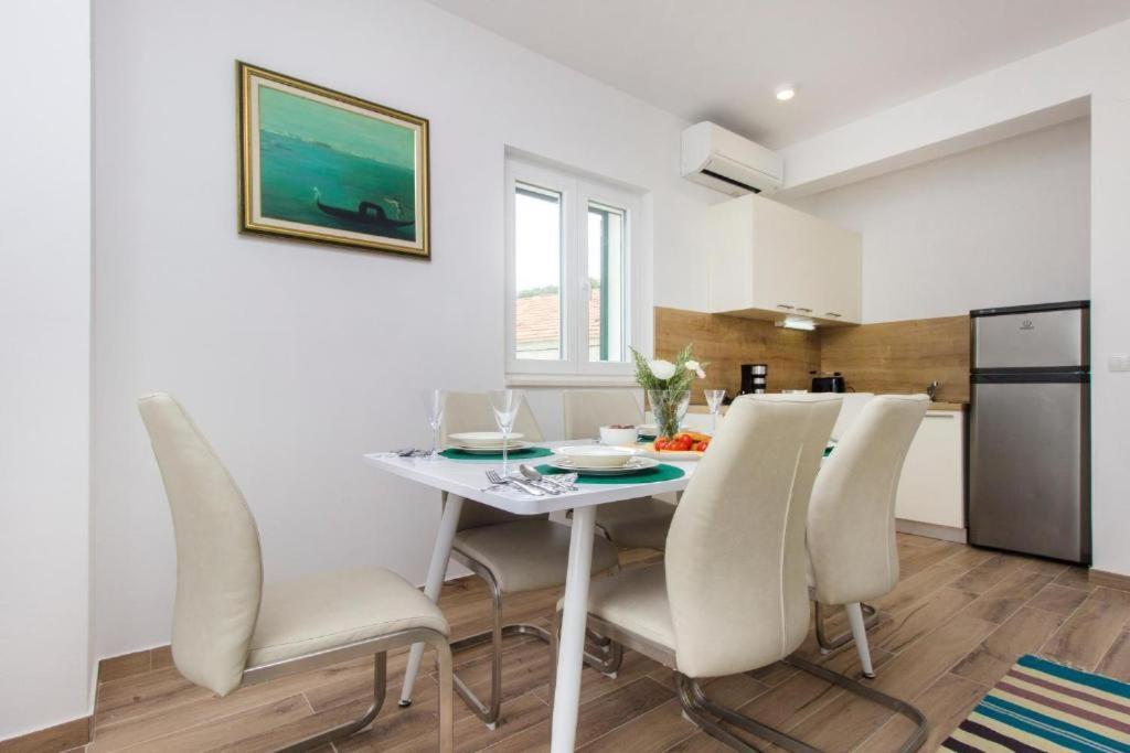 Riva 2 Apartment Крапани Екстериор снимка